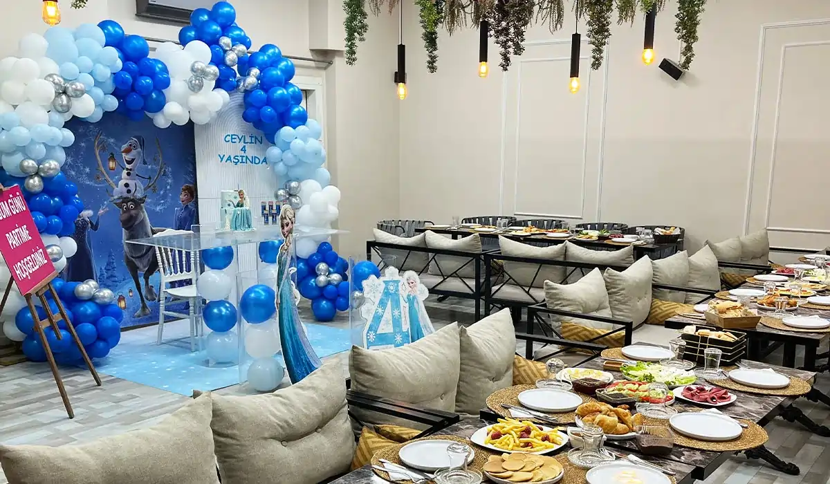 Parti Salonu Gülayşe Akademi Oyun ve Parti Evi Beylikdüzü geniş parti alanı ve masalar